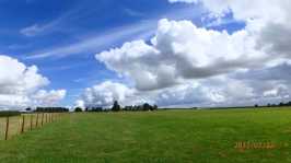 The-vanishing-point,-summer-skies-over-The-Thames-Valley